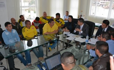 El alcalde Ronald Contreras presidió la reunión con el gremio del transporte, Personería y Policía. Roberto Ospino