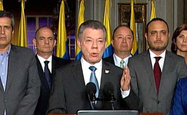 Germán Vargas Lleras aparece detrás del brazo derecho del presidente Santos. Presidencia