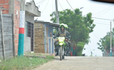 Constantemente la policía sube al cerro para revisar que todo marche en orden. La presencia permanente de la autoridad tiene satisfecha a la comunidad. Edinsson Figueroa