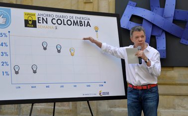 La cifra de este sábado fue la segunda más baja desde que inició la campaña con la que el Gobierno busca que de manera voluntaria lo colombianos ahorren energía y así evitar el racionamiento. El mal porcentaje de ahorro del sábado sólo ha sido superado por el que se registró el 8 de marzo, día en el que el ahorró llegó a  1,98 %. Archivo