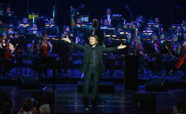 El show del español es acompañado por la orquesta sinfónica. Colprensa