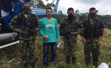 Esta fotografía de Jair de Jesus Villar es antes de abordar helicóptero de Cruz Roja en selvas colombianas. Suministrada
