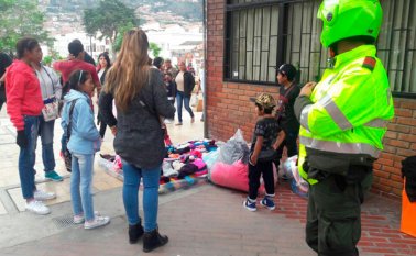 La Policía empezó el control al espacio público y las visitas a los establecimientos comerciales donde se expende licor. Jean Estupiñán y Roberto Ospino