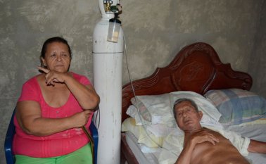 Armando Arciniegas asegura que no se ha podido recuperar de una enfermedad respiratoria por las particulas de cemento y tierra que salen de esta factoría. Edinsson Figueroa