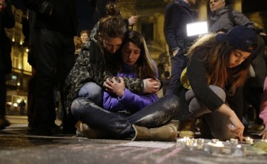 Expresiones de solidaridad y dolor se registraron después de los atentados. AFP