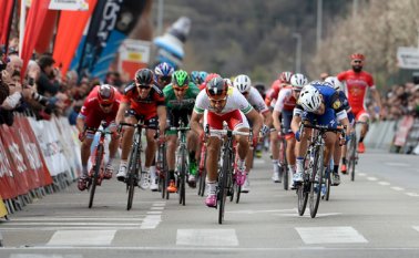 En un remate espectacular, el pedalista fracés Nacer (de blanco) ganó su segunda etapa en la Vuelta a Cataluña. AFP