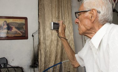 Ahora ya no obtura su Alfa mecánica, sino una canon digital, con la cual continúa ejerciendo el oficio que le enseñó su padre en sus inicios allá en Bucaramanga. Alfredo Estévez