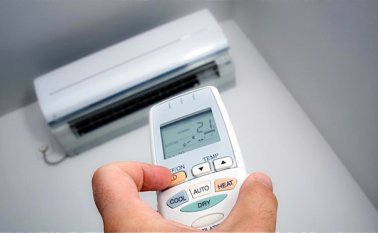 Use el aire acondicionado a 23 °F o 24 °F (temperaturas confort) unas dos horas para refrescar el lugar y luego encienda el ventilador. Internet