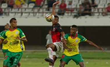 Llovieron críticas contra el técnico Miguel Augusto Prince y los jugadores rojinegros. Alfredo Estévez
