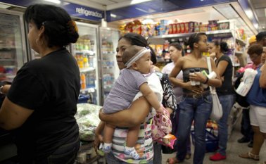 A la crisis económica y de escasez de alimentos puede sumarse la del sector energético por el nivel critico de los embalses en Venezuela. Archivo