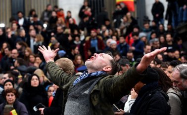 La gente se reunió en la Plaza de la Bolsa para condenar la matanza y guardar un minuto de silencio por las víctimas del atentado de Bruselas. AFP