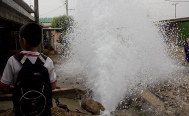 Por cuenta de las fugas y de las roturas de las redes se pierden en promedio un millón y medio mensual de metros cúbicos de agua en el acueducto de Cúcuta. Alfredo Estévez