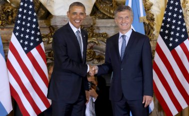 Barack Obama se saluda con Mauricio Macri. AFP