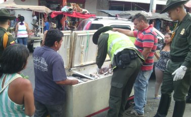 Los uniformados hicieron los operativos en los puntos de ventas informales. Cortesía