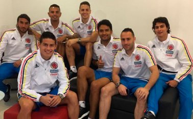 A través de cuenta en Twitter, James Rodríguez publicó una foto del cuencuentro con compañeros de la Selección Colombia. Tomada de Twitter