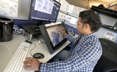 José Zelaya, un salvadoreño que llegó a Los Ángeles a los 12 años, desde hace dos décadas le ha dado vida a cientos de personajes de Disney.  Internet