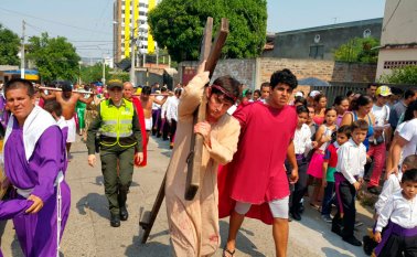 Decenas de vecinos se sumaron a la actividad religiosa. Policía Nacional