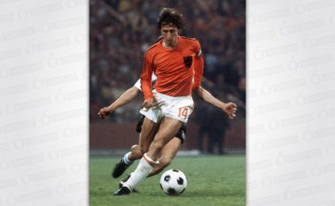 Acá, Cruyff, en la única final que jugó en un Mundial, frente a Alemania en 1974, con la que perdieron 2-1. AFP