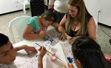 Una de las actividades que más les gustó a los menores fue el taller de pintura. Javier Sarabia