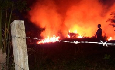 Durante el fin de semana, incluso en las noches, la comunidad intentó apagar las llamas. Bomberos de Tibú