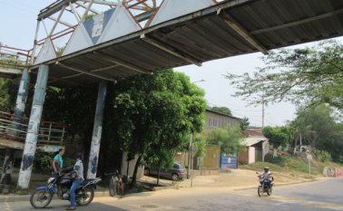 Los vecinos argumentan que no usan el puente porque corren el riesgo de caer al vacío por los daños que presenta la estructura. Orlando Carvajal