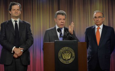 Juan Manuel Santos, presidente de Colombia; junto al jefe negociador del gobierno en La Habana, Humberto de la Calle y; del alto comisionado para la paz, Sergio Jaramillo. Presidencia de Colombia