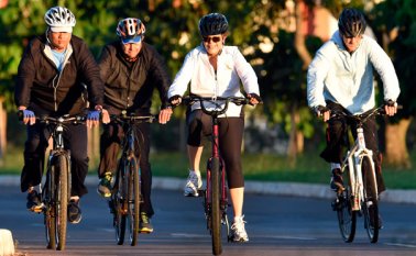 La presidenta de Brasil, Dilma Rousseff, salió este martes a montar en bicicleta con su equipo de seguridad en la zona del Palacio de la Alvorada en Brasilia mientras sus opositores trabajan para buscar su destitución. AFP