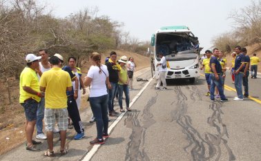 Así quedó el bus en que se movilizaban. AFP