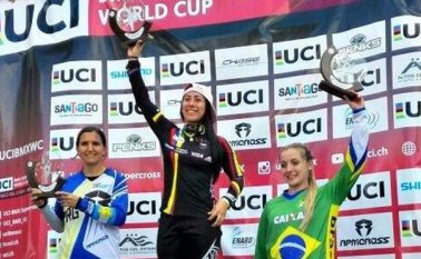 Mariana Pajón en el podio al lado de la argentina Gabriela Díaz y la brasilera Priscilla Stevan. Federación Colombiana de Ciclismo