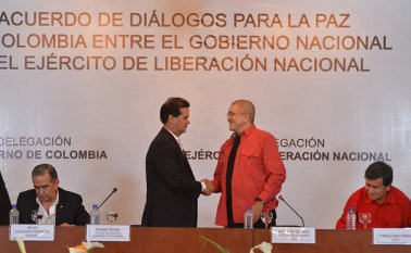 Los representantes de cada delegación firmaron el acta de inicio de conversaciones. Presidencia de Colombia