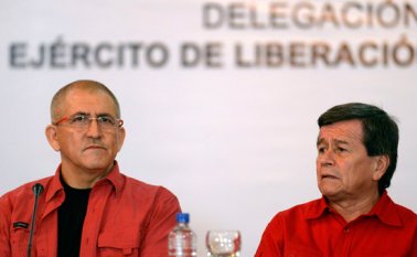 El jefe de la delegación del Eln, Eliécer Herlington Chamorro Acosta, llamado 'Antonio García' (izquierda) y el integrante de esta guerrilla Israel Ramírez Pineda, conocido como 'Pablo Beltrán', durante el inicio de las negociaciones de paz. AFP