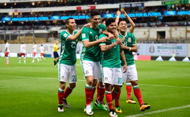 México celebró este martes tras derrotar 2-0 a Canadá, durante su partido de cara al Mundial de Rusia 2018. AFP