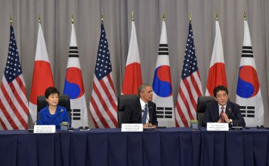 El presidente estadounidense, Barack Obama, en una reunión trilateral con el primer ministro de Japón, Shinzo Abe; y la presidenta de Corea del Sur, Park Geun-Hye, en el marco de la Cumbre de Seguridad Nuclear en el Washington. AFP