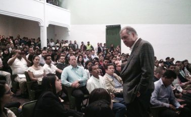 En las instalaciones del Teatro Jaureguí, se está llevando a cabo la charla. Roberto Ospino