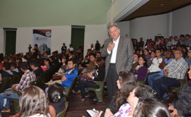 En el teatro Jáuregui se cumplió la charla del procurador Alejandro Ordóñez Maldonado. Roberto Ospino