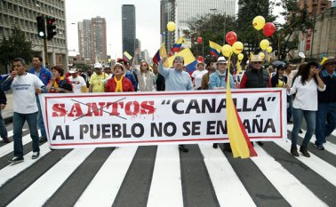 En varias ciudades, los colombianos salieron a protestar contra el gobierno de Juan Manuel Santos. Colprensa