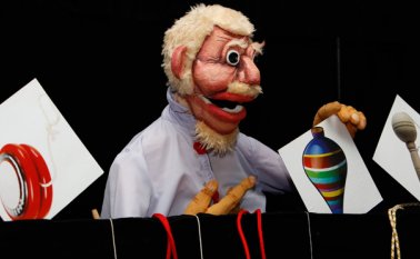 El viejo‘Chuco’ enseña a los niños y jóvenes los juegos con los que él se divertía. Sus historias motivan a los pequeños para que tomen un trompo, un runcho o un yoyo. Obando