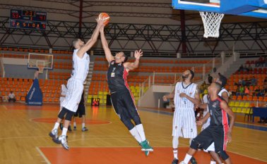 José Baquero (derecha) de halcolnes, lucha el balón con uno de los integrantes de Piratas durante el segundo juego por la fecha dos de la Liga Directv, en el que los cucuteños ganaron 78-58, en el coliseo Toto Hernández. Edinsson Figueroa