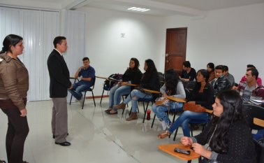 El secretario de desarrollo, Nelson Villamizar y la docente Yaneth Valero, se reunieron con estudiantes para organizar las capacitaciones que se brindarán a los líderes comunales. Roberto Ospino