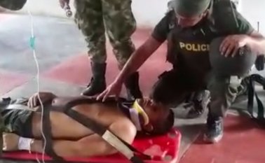 A pesar de que el policía fue atendido por el enfermero de combate tras recibir el disparo, no pudo salvar su vida. Suministrada