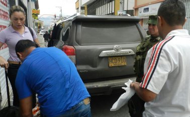 Hombres del Ejército acompañando al alcalde de El Carmen. Suministrada