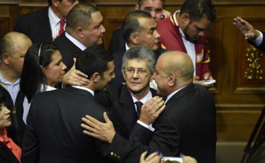 El presidente de la Asamblea Nacional Henry Ramos Allup retó al presidente Nicolás Maduro para que entregue los nombres de los dirigentes de la oposición que han contactado a militares para dar un golpe de estado. AFP