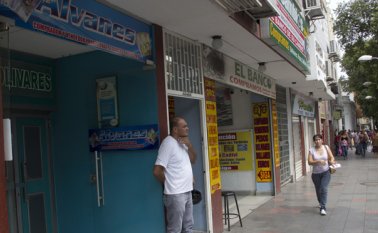 Según las previsiones de Asocambios, de extenderse la situación de la frontera durante todo 2016, el número de profesionales del cambio podría reducirse a la mitad. Archivo