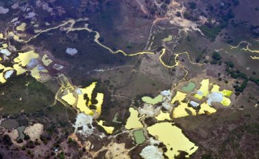 Fueron incautadas 24 dragas, ocho máquinas retroexcavadoras y la ubicación de una pista de aterrizaje clandestina. Twitter