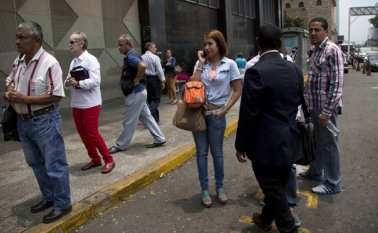 Los empleados administrativos del Congreso fueron evacuados del edificio por las medidas de seguridad después de una llamada anónima alertando de que había una bomba. Las autoridades no confirmaron la información. AP