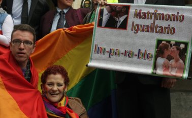 La Sala Plena estudió una tutela que buscaba que se definiera si las uniones del mismo sexo se hacían por un contrato civil de matrimonio o si seguían formalizándose mediante un contrato innominado que tiene el aval de la Procuraduría, pero que no tiene todas las garantías jurídicas. Colprensa