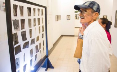 Uno de los atractivos de la muestra son 35 negativos de cámaras de gran formato. Fueron admirados por los cerca de 100 asistentes a la velada inaugural. Juan Pablo Bayona
