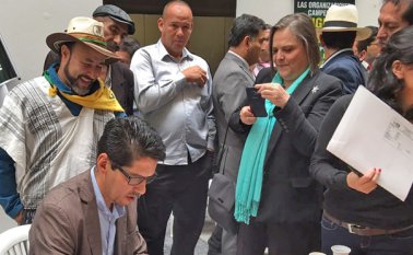 En medio de un mercado campesino que se instaló en el edificio del Congreso, el senador del Polo Democrático, Alberto Castilla, radicó el proyecto de acto legislativo, mediante el cual busca que el campesinado colombiano sea visible. Especial