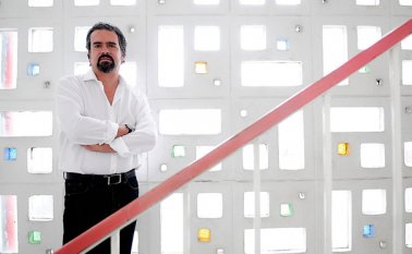 Juego de niños es la segunda novela del escritor y catedrático colombiano Guido Tamayo.