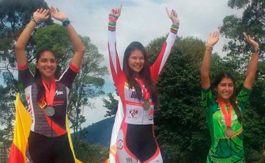 María Camila Torres Arias (derecha) ganó la medalla de bronce en los 25.000 metros pista. Cortesía